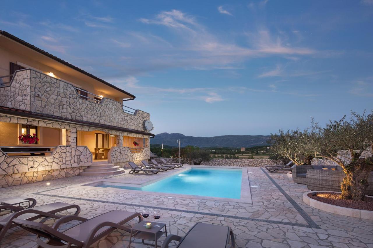 Villa Vesna With Sauna, Hot Tub Potpićan Kültér fotó